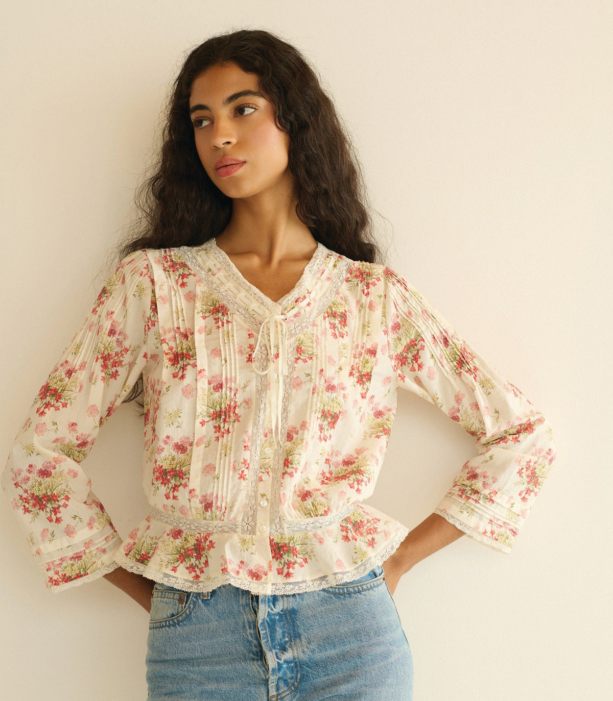 Hillock Top -- Ivory Lantana Floral